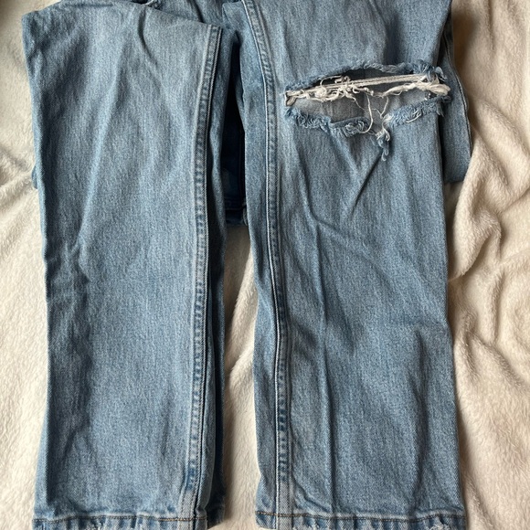A&F 90’s Straight High Rise Jean - Picture 2 of 4